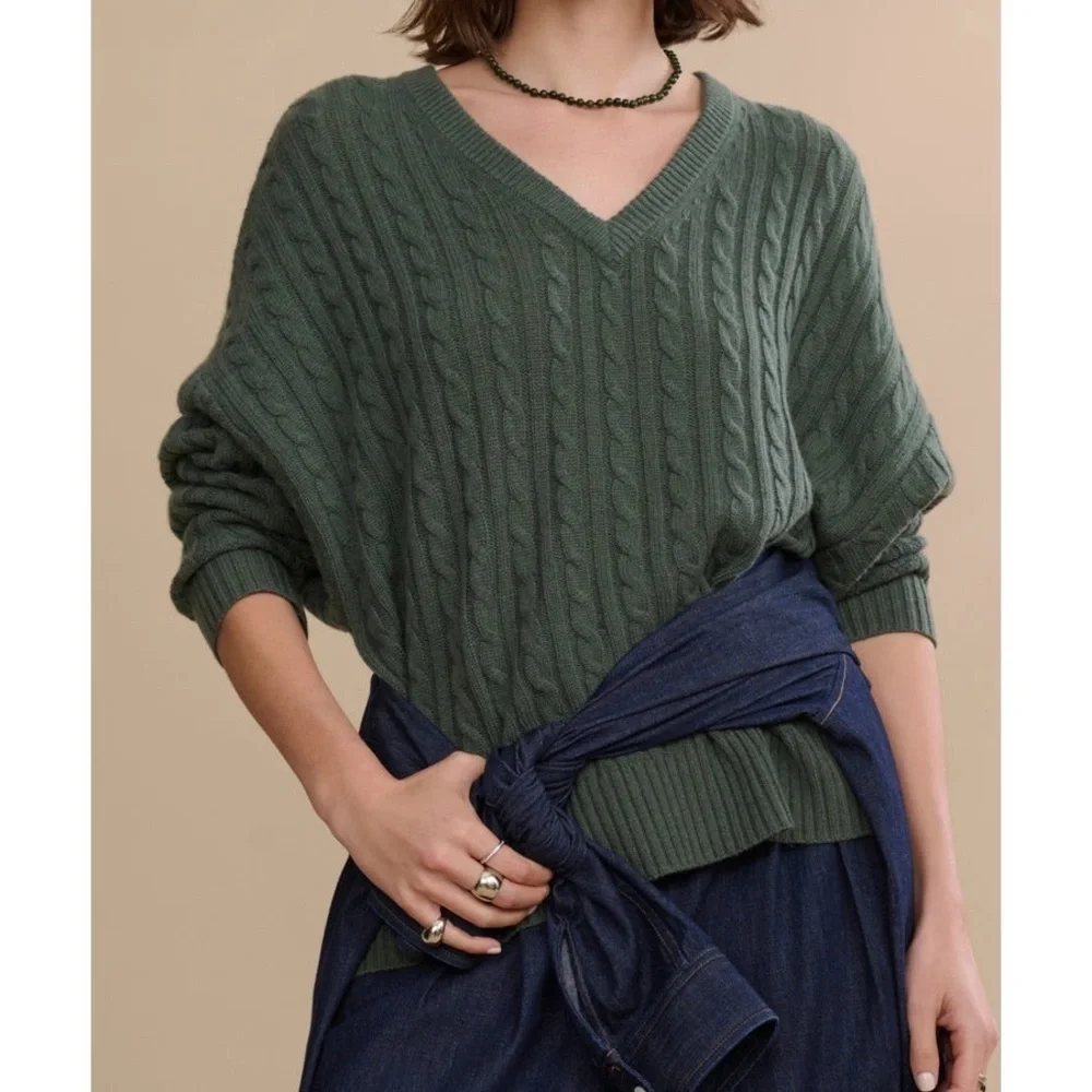 JENNI KAYNE Nell V-Neck Cable Knit Sweater in Pine XS - Picture 3 of 14